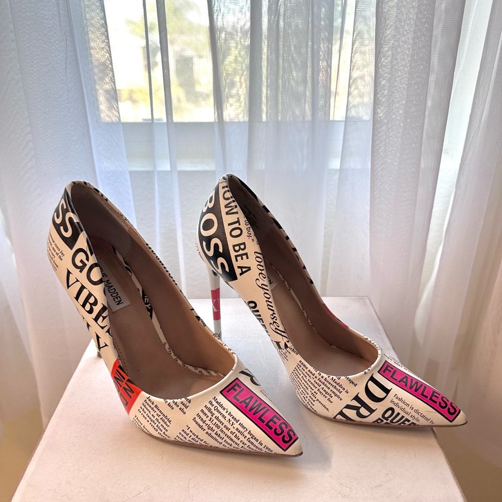 Steve Madden White Newspaper Print Pointed Toe Heels with Pink Accents - Picture 1 of 7